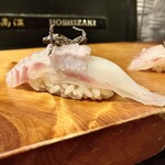すし酒場 魚あるき - 「天然平目握り（税込￥330）」上にえんがわと塩こんぶが乗ってます…
