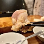 すし酒場 魚あるき - 「地はまぐり浜焼」のはまぐりの身のアップ…