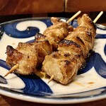 すし酒場 魚あるき - 「とり皮（タレ）（税込￥230）×2」