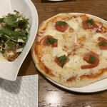 フェリーチェ バジル - ふわふわチーズのシーザーサラダ、マルゲリータピザ