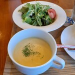 アンド ブル コーヒー - ピザにセットで注文したコーンスープ&サラダ