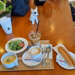 アンド ブル コーヒー - ピザが焼き上がるまでに、セット注文したコーンスープ&サラダ、ホットドッグ、ドリンクとを先に持ってきてくださいました。