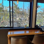アンド ブル コーヒー - ２階のカウンター席からは、哲学の道を眺められます。