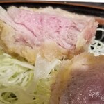 銘柄とんかつ 梟 - ヒレの表情など。