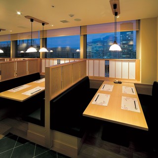 眺めの良い席・4名様ボックス席。夜景を眺めることができます。
