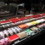 菓匠 新月堂 - ショーケースの様子①。