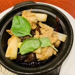 バーミヤン - 料理写真:三杯鶏(サンペイジー)~鶏肉の台湾風土鍋煮 900円弱