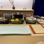 鮨 ひろ海 - 美しいお皿たち。奥に可愛い招き猫も