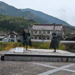 あぜみちレストハウス - ユネスコ文化遺産の鷺舞の銅像