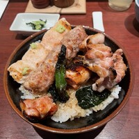 伊勢廣 京橋本店 - もも肉と皮身の間にシシトウと葱　　　　　　　　ご飯には海苔が敷いてあります　