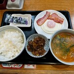 なか卯 - 目玉焼き牛小鉢ベーコン朝食　とん汁変更　660円