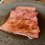 和牛とタン 焼肉 とみ - サーロインの肉寿司　（サーロイン）