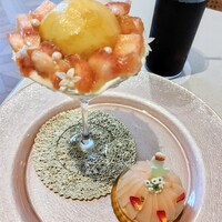 アニヴェルセル カフェ - ■ローブ ド マリエ　～桃と紅茶のタルト～
                    ■桃のパフェ(2024年7月)