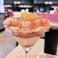 アニヴェルセル カフェ - ■桃のパフェ(2024年7月)
