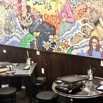 シガン 生サムギョプサル専門店 - ウォールアートのオシャレな雰囲気