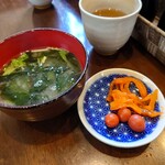 渥美の丼屋 まるみ - お代わり自由のお味噌汁と漬物