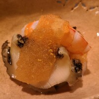 淡流 - ⑦蒸し黒鮑(兵庫県家島諸島産)&茹で葦海老、シロナ添え、酢橘ジュレ掛け、削り黄柚子皮掛け
                瀬戸内の上質な黒鮑は幻レベル、日本海側と異なり様々な海藻を食べるので旨みが円やか
                そして葦海老も甘くて美味！