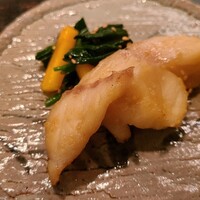 淡流 - ⑥アコウ(正式名:雉羽太、2kg弱、雄、兵庫県赤穂産)の味噌幽庵焼き、法蓮草&柿(共に兵庫県姫路産)の胡麻和え添え
                  腹身の旨みが素晴らしい、味から個体サイズが分かるほど綺麗に味わいを引き出されています