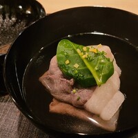 淡流 - ③湯引き猪肉(兵庫県産)、蒸し蕪、蔓紫&微塵切り柚子皮(兵庫県姫路産、自家栽培)載せ、真昆布と鰹節のお出汁のお椀
                調和がとれた穏やかで円やかな味わい、微量に醤油を滴し味わいを引き締めてあります