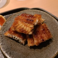 淡流 - ⑪炭火焼き鰻(兵庫県千種川産、約1kg)の蒲焼き
                千種川中流域の鰻、晩秋で脂のり良く旨みしっかり
                綺麗な水域の川鰻に特有な微かな泥臭さ、川鰻は成長が遅く滋養が特に濃い、皮のバリッと感も美味しい