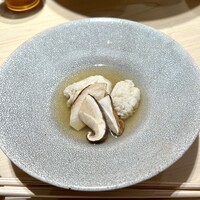 銀座 鮨 魯久 - ▪️鱧（ハモ）と松茸
                      松茸の風味がふわっと広がります。ハモの煮出汁も美味しい。