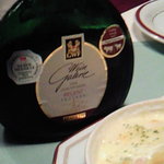 ラインガウ - ドイツ赤ワインの珍しいボトルの形と、ジャガイモ料理