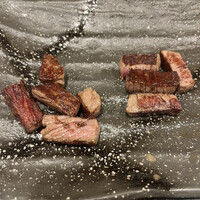 山彦 - アニバーサリープラン１５５００円。黒毛和牛ヒレとサーロイン。よく焼きでオーダーしてあります。お友達とシェアできるので、嬉しいですね。どちらも甲乙つけ難い美味しさです！