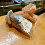 寿し辰 - 酢締め鯵
      さっき〆たばかりだから食べてみて！とのこと♪
      ｳﾏ━ (●>艸<) ━ｽ!!!
      大将の酢締め、いつも言うけどとってもいい塩梅♡