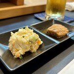 寿し辰 - 玉子ポテサラとマグロ煮付け（お通し）
      寿し辰さんはポテサラもしっかりウマい♪
      ビールのアテになるやつ♡(*´༥`*)ｳﾏ~
      そしていつもの鮪の煮付けも何回食べてもうますぎる！！