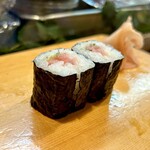 寿し辰 - ネギすき身巻き
      本日の〆の巻きもの♪3人で仲良く分けっこ(^^)
      うんうん、幸せだな〜♡(*´˘`*)♡ꀿªᵖᵖᵞ˚❁｡.･