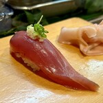 寿し辰 - 鰹
      こちらMさんリクエスト(^^)
      戻り鰹ですね〜、程よく脂が乗ってます♪(*´༥`*)ｳﾏ