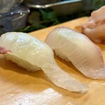 寿し辰 - カンパチ（右）と鯛（左）
      脂の乗ったカンパチに身の締まった鯛♪( •̀ω• )૭✧ｳﾏｲ