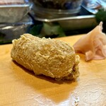 寿し辰 - いなり寿司
      あえて油揚げの内側を表にしたお稲荷さん♪
      たまにはいいでしょ？と大将(^^)
      ウンウン、いい！食感おもしろーい！美味しーい！ｳﾏ━ (●>艸<) ━ｽ!!!