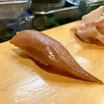 寿し辰 - 漬け鮪
      でもってコイツがまた大好物♡
      これまたいつも言ってるけど大将の漬けの塩梅、ホント最高です♪ ………( °ω°; )、、、激ウマ〜！！！
      ねっとりしてるんです♡