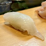 寿し辰 - 平目
      見て！この美しく輝く白い身を！歯応え最高♪
      ('ﾛ')/'ﾛ')/'ﾛ')/'ﾛ')/うまーイ!!!