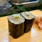 寿し辰 - 穴子キュウリ巻き
      そう、寿し辰さんは穴子も人気なんですよ♪
      ほどよい甘さのタレが美味いのよ〜♡(*´ω`*)
      最近食べてないから今度握ってもらお♪