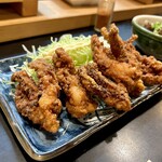 寿し辰 - げその唐揚げ（¥650税抜き）
      ガリザク揚げたてのゲソ、たっぷりの千キャベツにマヨビーム♡ ｳ,ｳﾏ━━━Ψ(°д°;!)━━━ｽ!!!!!