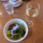 272305308 - 盛り合わせサラダ ＋ 白ワイン