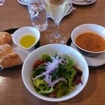 272305307 - 盛り合わせサラダ ＋ 本日のスープ ＋ パン ＋ 白ワイン