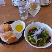 オールデイダイニング カルイザワグリル - 盛り合わせサラダ ＋ パン ＋ 白ワイン