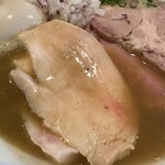 麺屋 藤むら - チャーシューは豚と鶏が入っていて、どちらもしっとりしていました。