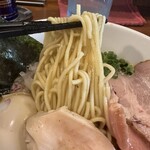 麺屋 藤むら - 麺は中細ストレートでぱっつん食感で麺自体熱々でした。