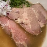麺屋 藤むら - チャーシューは豚と鶏が入っていて、どちらもしっとりしていました。