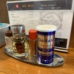 麺屋 藤むら - 卓上の調味料はブラックペッパーと酢と一味唐辛子が置いてあります。