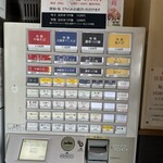 麺屋 藤むら - お店に入ってすぐ右側にある券売機