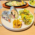 CIELITO LINDO BAR AND GRILL - チキンのブリトー