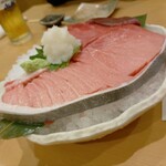 すし酒家 一歩 - 前日までの予約限定メニューまぐろの断面刺2728円(税込)
      謳い文句に偽りなし！こりゃテンション上がるわ✧⁠◝⁠(⁠⁰⁠▿⁠⁰⁠)⁠◜⁠✧
      中トロ寄りの赤身・中トロ・大トロと余すことなく味わえます♪