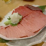 すし酒家 一歩 - 前日までの予約限定メニューまぐろの断面刺2728円(税込)
                                謳い文句に偽りなし！こりゃテンション上がるわ✧⁠◝⁠(⁠⁰⁠▿⁠⁰⁠)⁠◜⁠✧
                                中トロ寄りの赤身・中トロ・大トロと余すことなく味わえます♪