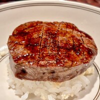 鈴田式 - 黒毛和牛のヒレをじっくり薪焼きに。落花生を混ぜた飯蒸しと。　その柔らかさと旨味はこの上無いですね♫