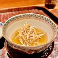 鈴田式 - 薪焼き細切り松茸と葛素麺　松茸と麺の食感の対比がいいですよ。出汁も美味しい♫